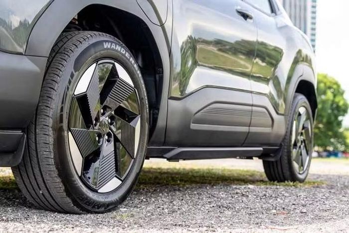Cuối cùng là những trang bị an toàn khá đầy đủ với 7 túi khí cùng các hệ thống hỗ trợ lái tiên tiến, bao gồm kiểm soát hành trình thích ứng, hỗ trợ giữ làn đường, ngăn lệch làn, phanh tự động sau va chạm, cảnh báo điểm mù, cảnh báo phương tiện cắt ngang phía sau, đèn pha thích ứng tự động, camera quan sát toàn cảnh và cảm biến hỗ trợ đỗ xe.