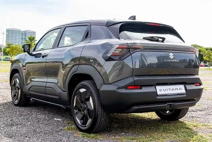 Như đã được phản ánh qua mẫu xe anh em Toyota Urban Cruiser, Suzuki eVitara không phải là một mẫu xe lớn với kích thước chỉ tương đương Mazda CX-3. Dù không thể phủ nhận sự tương đồng về thiết kế tổng thể với Toyota Urban Cruiser, Suzuki eVitara vẫn mang diện mạo riêng biệt với đầu xe hình lục giác độc đáo cùng cụm đèn ma trận 3 điểm.