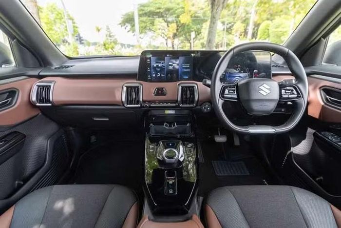 Bên trong xe, nội thất của Suzuki eVitara mang nét quen thuộc từ Toyota Urban Cruiser với thiết kế phối 2 tông màu, điểm xuyết chi tiết đen bóng và viền trang trí màu bạc tối. Xe dùng vô lăng hai chấu, bệ điều khiển trung tâm kiểu nổi với cần chuyển số điện tử cùng 2 màn hình kỹ thuật số. bao gồm bảng đồng hồ 10,25 inch và màn hình thông tin giải trí 10,1 inch.
