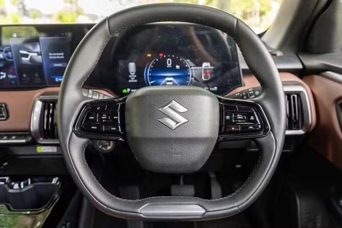 Trang bị tiêu chuẩn bao gồm sạc không dây Qi, kết nối Apple CarPlay/Android Auto, cửa sổ trời với rèm che chỉnh tay cùng ghế bọc bằng chất liệu da tổng hợp đục lỗ phối màu nâu và đen. Tuy nhiên, eVitara được trang bị hệ thống âm thanh Infinity thay vì JBL như trên Toyota Urban Cruiser. Hệ thống Infinity có số lượng loa ít hơn, không có loa treble gắn trên cột A như loại JBL của anh em song sinh.