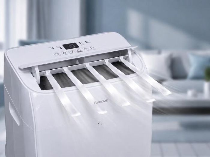 Dòng N còn được trang bị cảm biến nhiệt độ thông minh với chế độ Auto có khả năng tự động điều chỉnh công suất theo nhiệt độ thực tế trong phòng, đồng thời tích hợp đèn UV-C trong khoang hút gió nhằm hỗ trợ hạn chế vi khuẩn và nấm mốc, gia tăng giá trị sử dụng cho các không gian sinh hoạt gia đình.