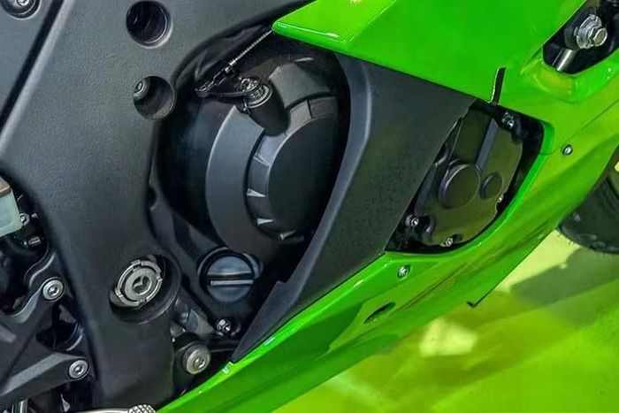 Động cơ 4 xi-lanh thẳng hàng 998cc của ZX-10R nâng cấp nhằm cải thiện lượng khí thải mà không ảnh hưởng đến hiệu suất. Kawasaki đã bổ sung thêm một cảm biến O2 thứ cấp, đồng thời cập nhật bộ xúc tác với thiết kế nhỏ gọn và nhẹ hơn. Xe có công suất 193,1 mã lực và có thể tăng lên 202 mã lực tại 13.000 vòng/phút với hốc gió Ram Air, mô-men xoắn cực đại 110Nm tại 11.400 vòng/phút.