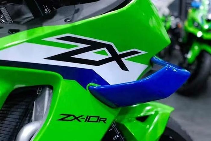 Bên dưới thân xe, Kawasaki đã thực hiện những thay đổi nhỏ về chassis và hệ thống treo để bổ sung cho lực ép xuống mặt đường tăng lên từ các cánh gió nhỏ mới. Kawasaki cũng nâng bản lề gắp sau thêm 2mm, cho biết độ bám đường và lực vào cua thứ cấp được cải thiện.