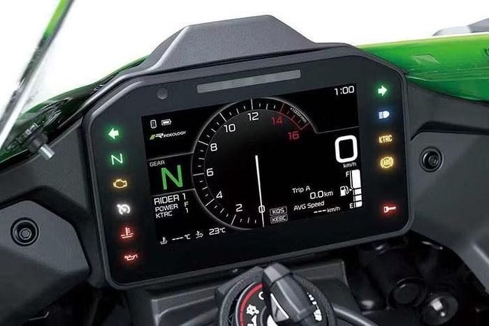 Theo Kawasaki, diện tích phía trước tăng lên của cánh gió nhỏ khiến lực cản tăng 0,3% so với thiết kế năm 2025, nhưng đó là một sự đánh đổi xứng đáng để đạt được lực ép không khí xuống mặt đường tăng 25%. Xe được trang bị màn hình TFT 5 inch mới, thay thế cho bảng đồng hồ 4,3 inch trước đó, kèm hai chế độ hiển thị.