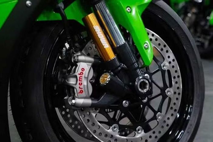 Phía trước, ZX-10R sử dụng phuộc trước Showa Balance Free 43mm có thể điều chỉnh hoàn toàn. Độ nhún lò xo phuộc không thay đổi so với phiên bản 2025, nhưng Kawasaki đã hạ thấp chiều cao phuộc xuống 2mm, điều chỉnh các thiết lập giảm xóc cho phù hợp.
