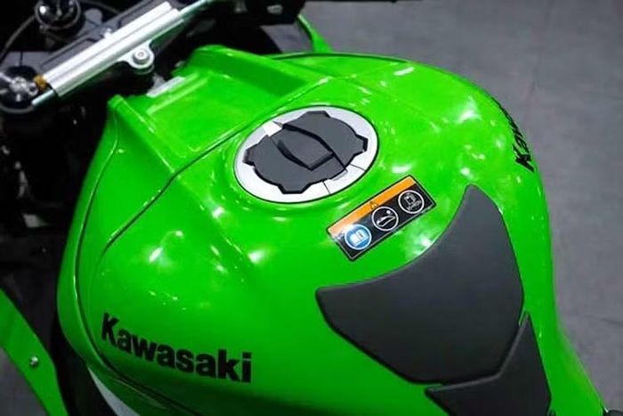 Bằng cách di chuyển hốc hút gió lên cao hơn, Kawasaki đã có thể tạo thêm không gian để lắp đèn pha LED mới cho ZX-10R 2026. Đèn pha chiếu gần sử dụng thiết kế projector LED đơn tiêu cự, trong khi đèn pha chiếu xa và đèn định vị sử dụng chóa phản xạ đặt sâu.