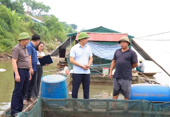 Ông Trịnh Hùng Sơn, Bí thư Đảng ủy, Chủ tịch HĐND xãm Thanh Thủy động viên người dân nuôi cá.