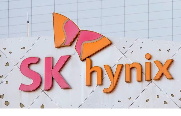 Bước ngoặt của SK Hynix bắt đầu từ năm 2012 khi SK Group quyết định mua lại Hynix Semiconductor trong bối cảnh công ty này từng nhiều lần đối mặt nguy cơ phá sản và bị đánh giá thấp hơn rất nhiều so với Samsung, doanh nghiệp đang thống trị thị trường DRAM toàn cầu với quy mô và giá trị vượt trội.