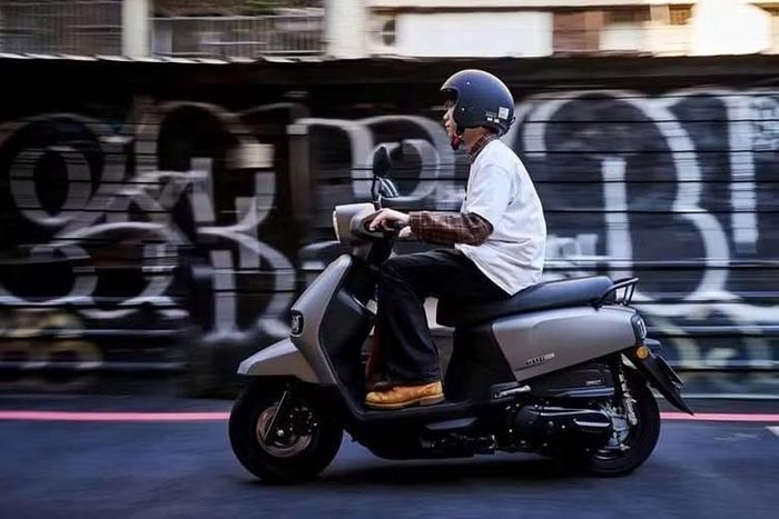 Xe có mức tiêu thụ nhiên liệu khoảng 47,18 km/lít, bình xăng dung tích 5,5 lít đáp ứng những cung đường vận hành dài. Tại thị trường Đài Loan, mẫu xe tay ga Suzuki SUI 2026 được phân phối với giá bán 77.000 Tân Đài tệ (tương đương khoảng 63,9 triệu đồng).