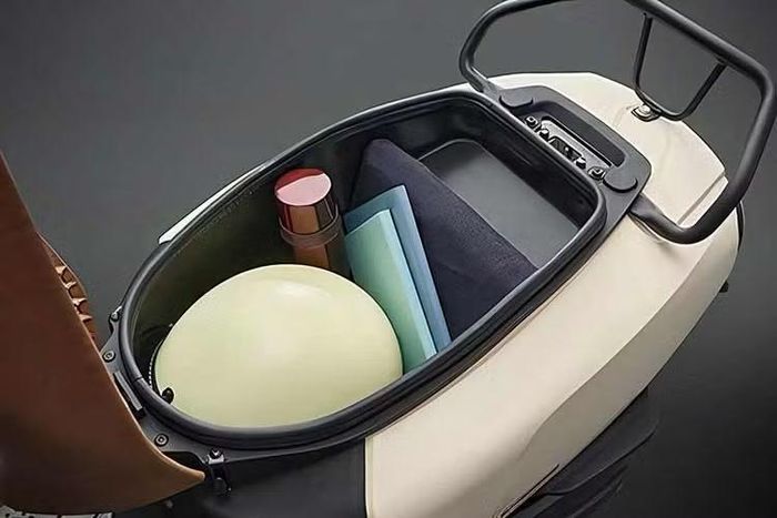 Phía trước còn có thêm hộc chứa đồ, móc treo đồ và vị trí đặt chai nước, giúp gia tăng tính tiện dụng trong quá trình sử dụng hằng ngày. Một trong những điểm đáng chú ý nhất trên SUI là sàn để chân dạng phẳng với diện tích khá lớn.