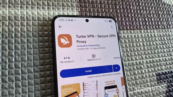 Đứng đầu danh sách là Turbo VPN với hơn 500 triệu lượt tải, ứng dụng miễn phí này từng bị đặt dấu hỏi về cách thu thập dữ liệu người dùng cũng như các mối liên hệ gây tranh cãi, trong khi mô hình VPN miễn phí không giới hạn thường phải tìm nguồn doanh thu từ dữ liệu hoặc quảng cáo, khiến mục tiêu bảo vệ quyền riêng tư của người dùng trở nên kém thuyết phục hơn.(Ảnh Android Authority)