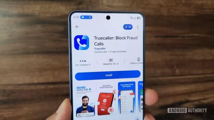 Truecaller cũng nằm trong danh sách cần cân nhắc vì để hoạt động hiệu quả, ứng dụng yêu cầu quyền truy cập vào danh bạ, nhật ký cuộc gọi, tin nhắn và nhiều dữ liệu cá nhân khác, đồng thời việc đồng bộ danh bạ có thể khiến thông tin của cả những người chưa từng sử dụng ứng dụng cũng xuất hiện trong cơ sở dữ liệu của dịch vụ.(Ảnh Android Authority)