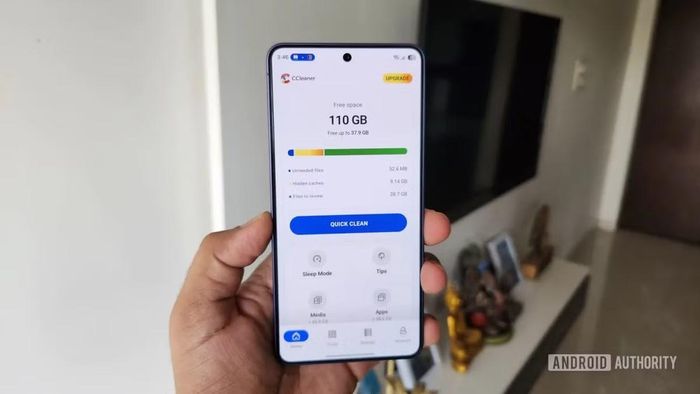 Trong khi đó, CCleaner vốn nổi tiếng với khả năng dọn dẹp bộ nhớ lại không còn phát huy nhiều giá trị trên các thiết bị Android đời mới, bởi hệ điều hành cùng ứng dụng Files by Google đã tích hợp đầy đủ các công cụ quản lý dung lượng, xóa tệp rác và tối ưu thiết bị mà không cần cài thêm phần mềm bên thứ ba.(Ảnh Android Authority)(Ảnh Android Authority)
