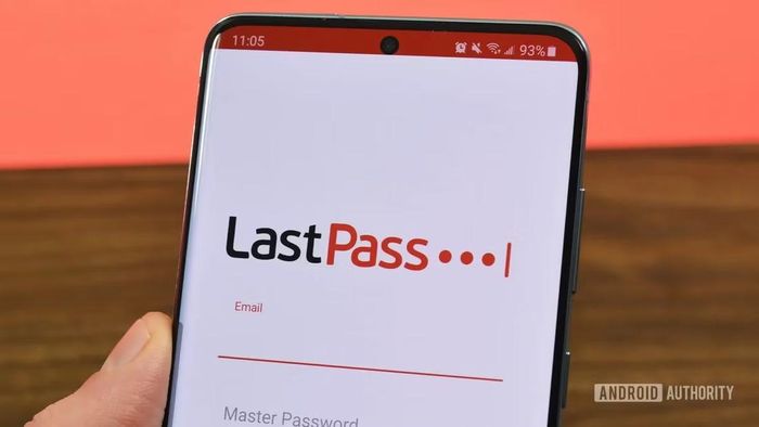  Tiếp theo là LastPass, trình quản lý mật khẩu từng được đánh giá rất cao nhưng đã đánh mất niềm tin sau nhiều sự cố bảo mật, đặc biệt là vụ rò rỉ dữ liệu nghiêm trọng năm 2022, khiến nhiều chuyên gia khuyến nghị người dùng nên chuyển sang các giải pháp khác có lịch sử bảo mật ổn định và minh bạch hơn. (Ảnh Android Authority) 
