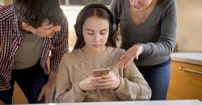 Điều cha mẹ cần làm là cho con thấy mình thực sự quan tâm đến những câu chuyện hằng ngày của trẻ.