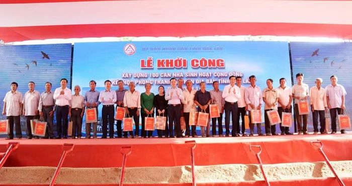 Lãnh đạo Trung ương, tỉnh Đắk Lắk tặng quà cho người dân xã Hòa Thịnh. (Ảnh: TT)