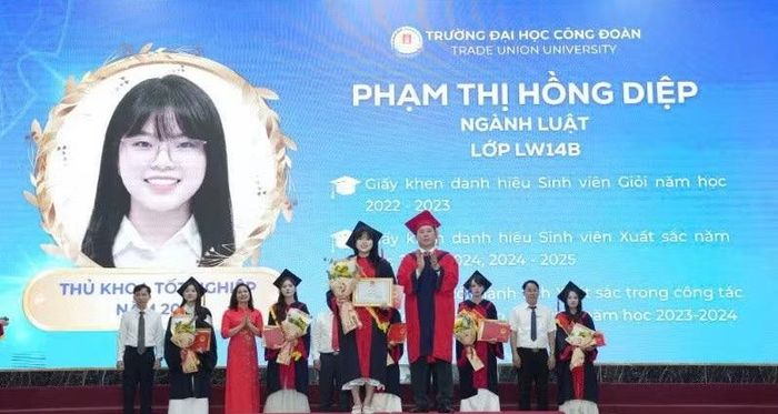 PGS.TS Lê Mạnh Hùng - Hiệu trưởng vinh danh Thủ khoa ngành Luật.