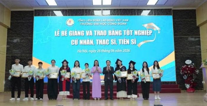 PGS.TS Lê Mạnh Hùng - Hiệu trưởng và TS Nguyễn Thị Huyền - Phó Chủ tịch Công đoàn trường trao Học bổng Công đoàn cho sinh viên.