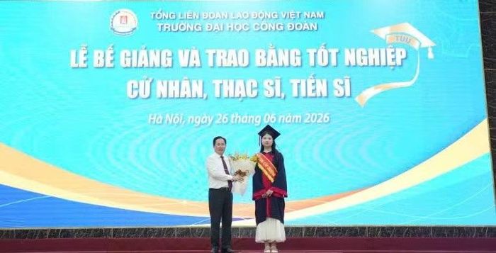 PGS.TS Lê Mạnh Hùng - Hiệu trưởng nhận hoa tri ân của Thủ khoa.