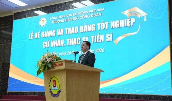 PGS.TS. Lê Mạnh Hùng – Bí thư Đảng ủy, Hiệu trưởng Trường Đại học Công đoàn phát biểu tại buổi lễ.