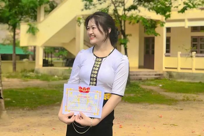 Xeo Thị Hoa nhận Giấy khen khi hoàn thành chương trình lớp 12. (Ảnh: NVCC)