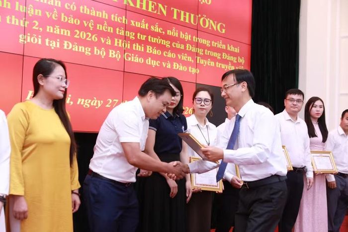 Nhiều tác giả, nhóm tác giả dự thi Cuộc thi chính luận về bảo vệ nền tảng tư tưởng của Đảng được khen thưởng.