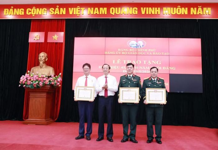 Thứ trưởng Phạm Ngọc Thưởng trao tặng huy hiệu Đảng cho các Đảng viên.