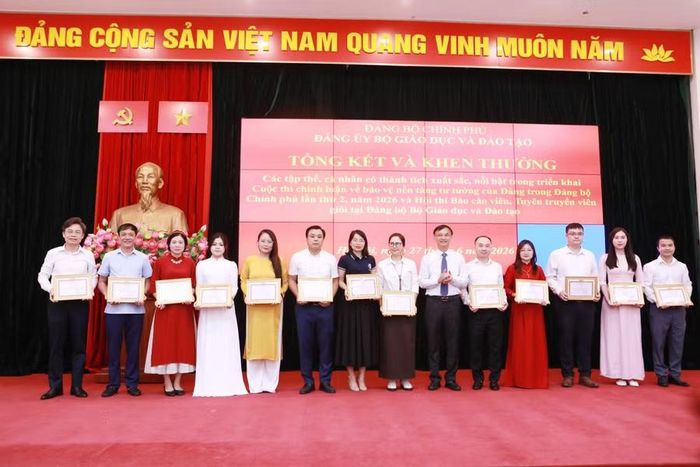 Phó Bí thư Đảng ủy Bộ GD&amp;ĐT Nguyễn Viết Lộc trao giấy khen cho các tác giả/nhóm tác giả đoạt giải.