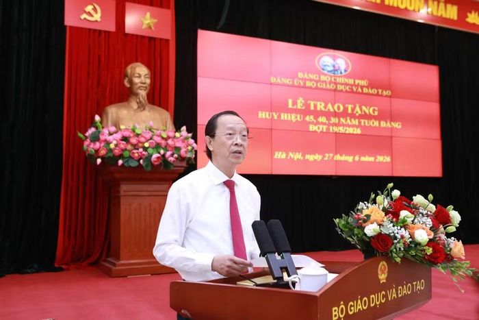 Thứ trưởng Phạm Ngọc Thưởng phát biểu chúc mừng các Đảng viên được nhận huy hiệu 45, 40, 30 năm tuổi Đảng.