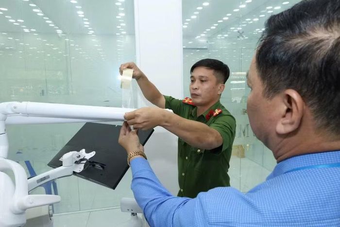 Công an niêm phong thiết bị máy móc ở cơ sở tại phường Long Mỹ. Ảnh: Công an Cần Thơ.