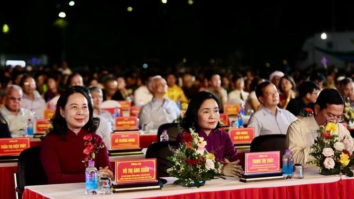 Đại biểu dự lễ khai mạc.