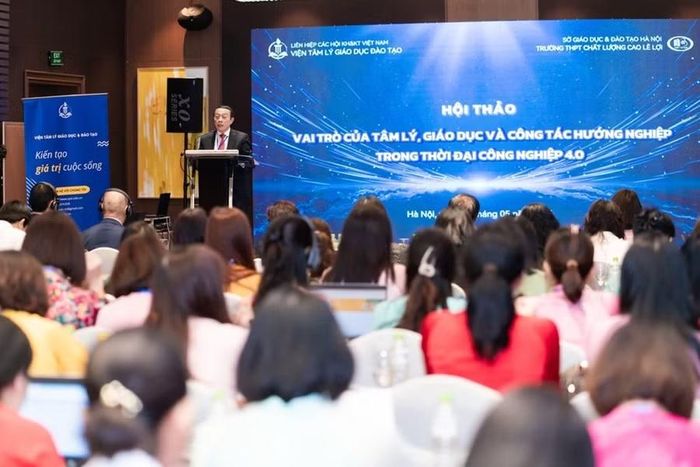 TS Lê Xuân Trung - Chủ tịch Hội đồng quản lý, Viện Tâm lý Giáo dục và Đào tạo (IPET) trao đổi tại một hội thảo do Viện tổ chức.