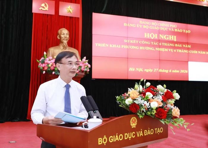 Phó Bí thư Đảng ủy Bộ GD&amp;ĐT Nguyễn Viết Lộc báo cáo tại hội nghị.