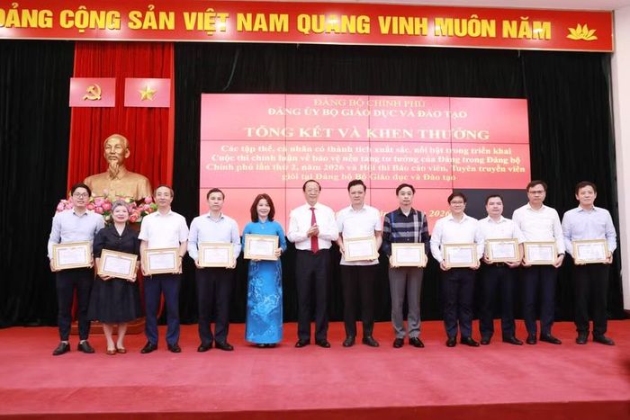 Đảng ủy Báo Giáo dục và Thời đại là một trong số các đơn vị được nhận Giấy khen của Đảng ủy Bộ Giáo dục và Đào tạo.