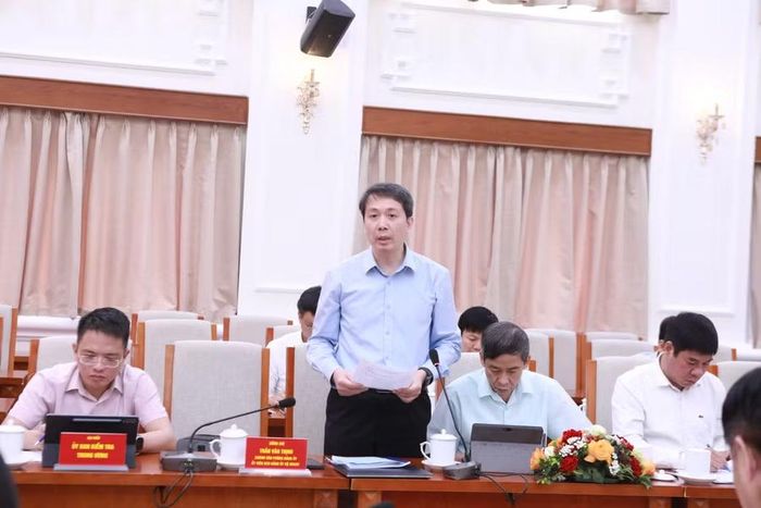 Đại diện các đảng bộ, chi bộ trực thuộc Đảng ủy Bộ GD&amp;ĐT trao đổi tại hội nghị.