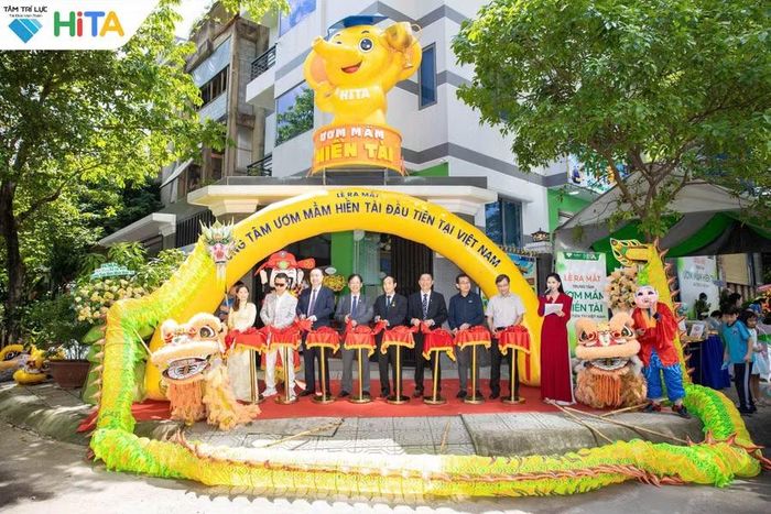 Các đại biểu tham dự lễ khánh thành Trung tâm Ươm mầm Hiền tài (HITA) và lễ công bố mở cổng đăng ký toàn cầu Giải Vô địch Siêu trí nhớ Thế giới (WMC) 2026 tại TPHCM.