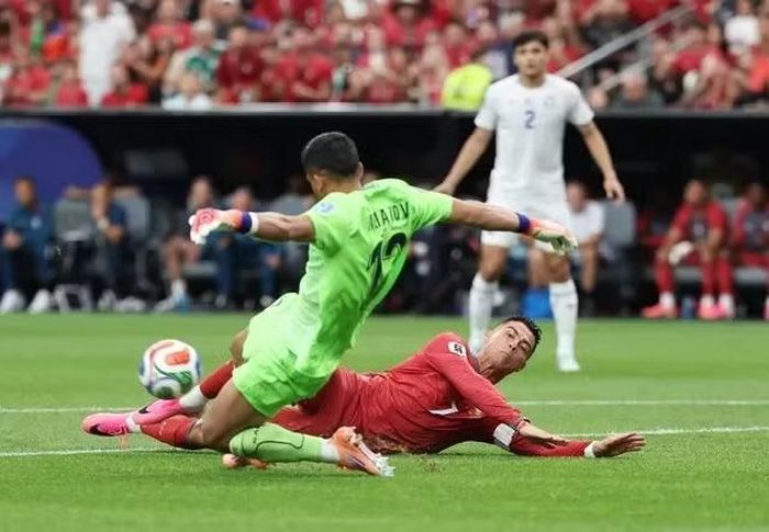 Bồ Đào Nha vừa tạo cú hích lớn với chiến thắng 5-0 trước Uzbekistan, hàng công lấy lại sự tự tin, đặc biệt C. Ronaldo cũng đã tìm lại cảm giác ghi bàn. ẢNH: REUTERS.