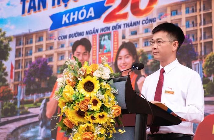 Ông Đặng An Bình - Hiệu trưởng nhà trường phát biểu.