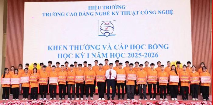 Trao học bổng cho học sinh, sinh viên.