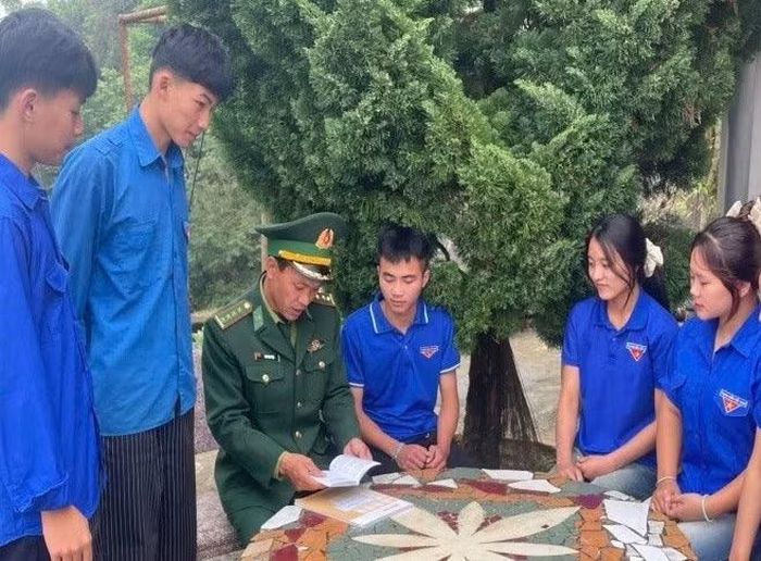 Học sinh Trường PTDTNT THPT Ka Lăng được tìm hiểu về chủ quyền biên giới.