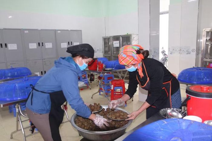 Những bữa ăn đảm bảo dinh dưỡng giúp học sinh yên tâm học tập.