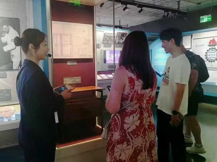 Gia đình ông Francis Caulfield ngắm nhìn chiếc tủ tại triển lãm.