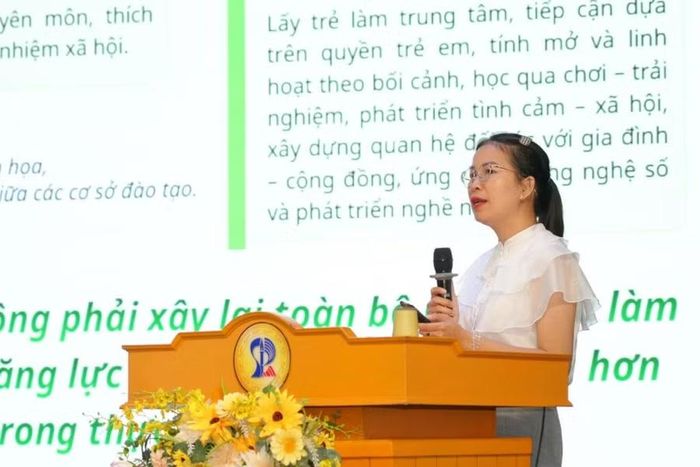 Tham luận của đại diện Trường Đại học Sư phạm - Đại học Đà Nẵng về tạo giáo viên mầm non đáp ứng Chương trình Giáo dục mầm non thí điểm năm học 2026-2027 tiếp cận từ năng lực thực thi chương trình.