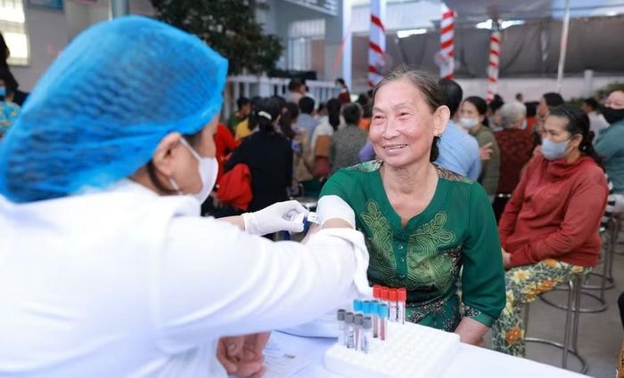 Bác sĩ khám bệnh chuyên sâu và phát thuốc miễn phí cho người dân Xã Thạnh Xuân.