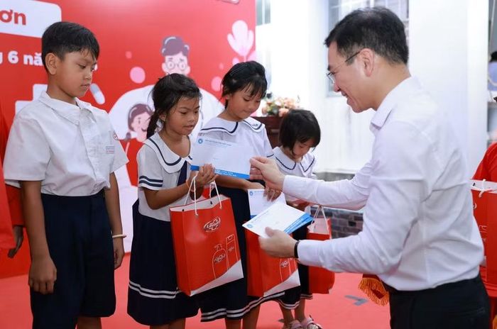 Trao 10 suất học bổng cho học sinh có hoàn cảnh khó khăn, 10 phần quà cho các gia đình chính sách, gia đình khó khăn tại địa phương.