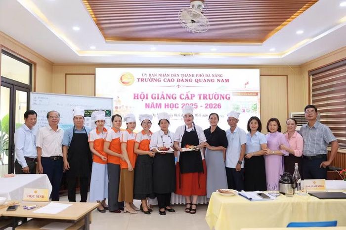 Ban tổ chức tham gia chấm điểm tại hội giảng.