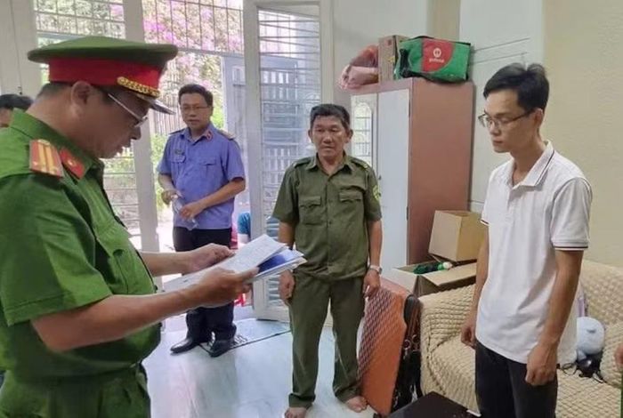 Lực lượng công an đọc lệnh bắt tạm giam Trần Minh Duy.