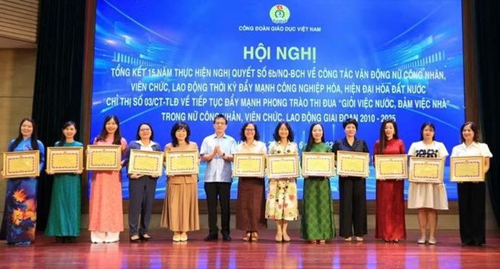 Ông Nguyễn Ngọc Ân - Chủ tịch Công đoàn Giáo dục Việt Nam tặng Bằng khen cho các cán bộ nữ có thành tích xuất sắc trong phong trào thi đua “Giỏi việc nước, Đảm việc nhà” giai đoạn 2021-2025. Ảnh: Quỳnh Chi.