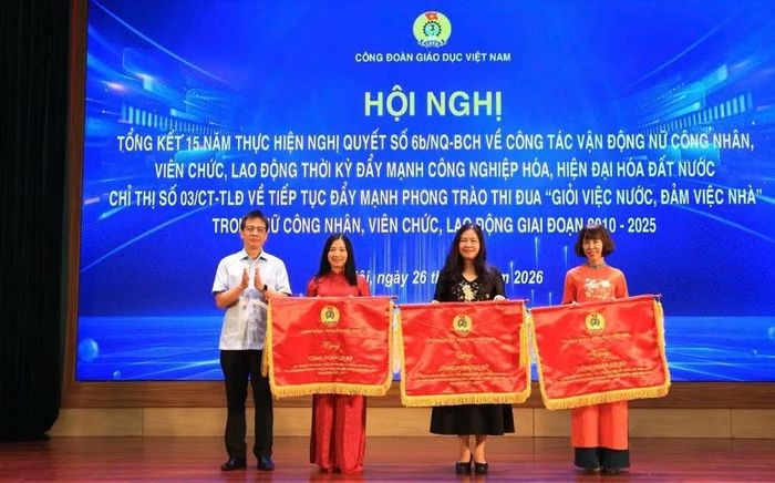 Ông Nguyễn Ngọc Ân - Chủ tịch Công đoàn Giáo dục Việt Nam tặng Cờ thi đua cho 3 tập thể có thành tích xuất sắc trong phong trào thi đua “Giỏi việc nước, Đảm việc nhà” giai đoạn 2021-2025. Ảnh: Quỳnh Chi.