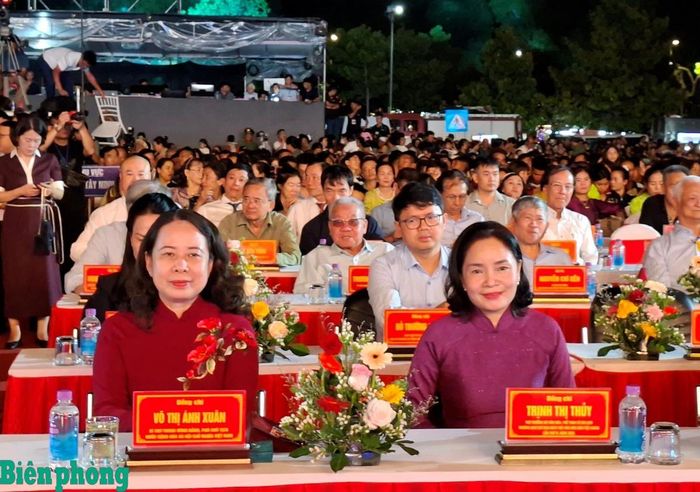 Phó Chủ tịch nước Võ Thị Ánh Xuân (bên trái, hàng đầu) và đồng chí Trịnh Thị Thủy, Thứ trưởng Bộ Văn hóa, Thể thao và Du lịch dự khai mạc. Ảnh: Hải Luận